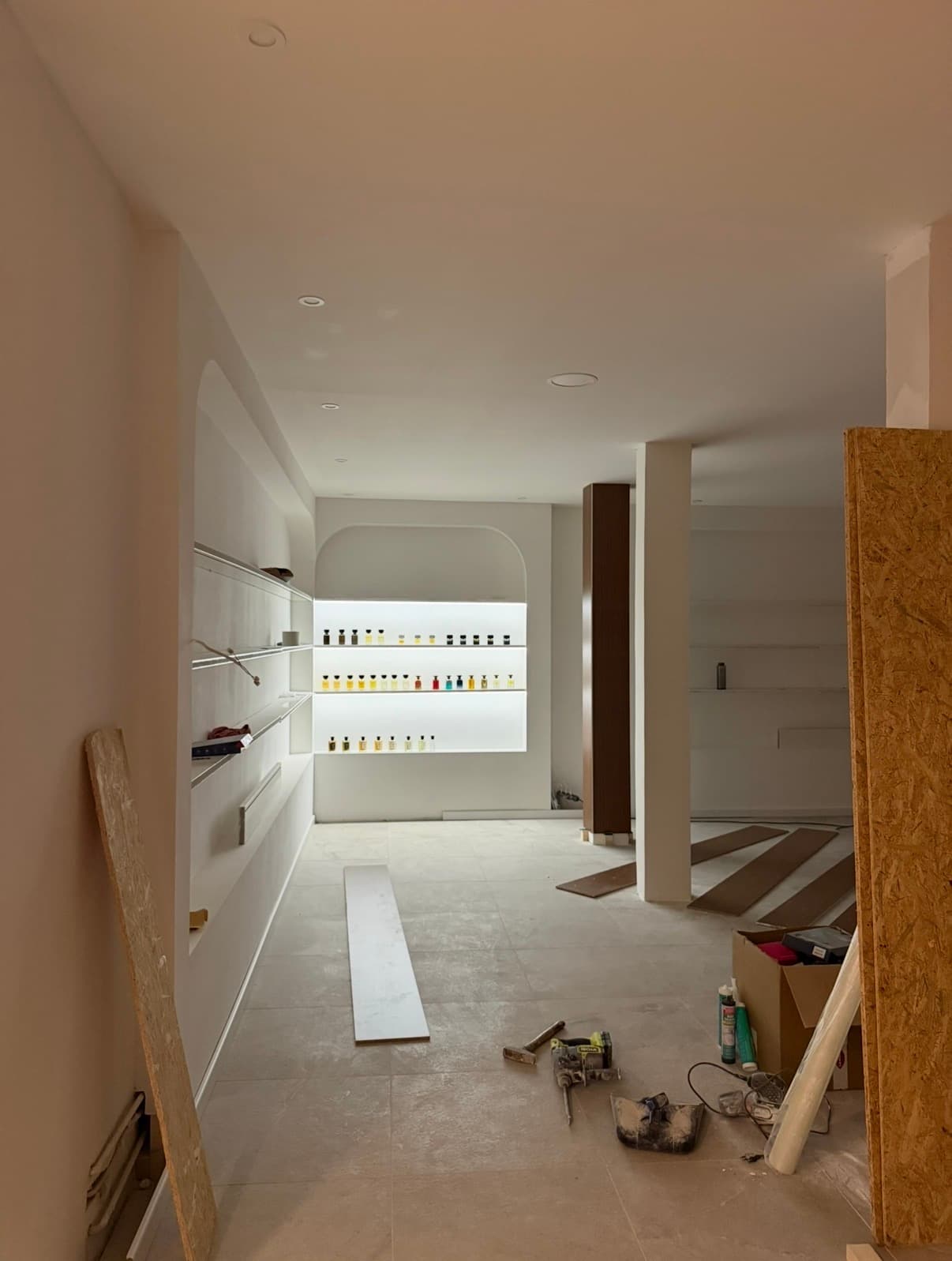 Caesaar Store — Parfum-Regale mit Beleuchtung