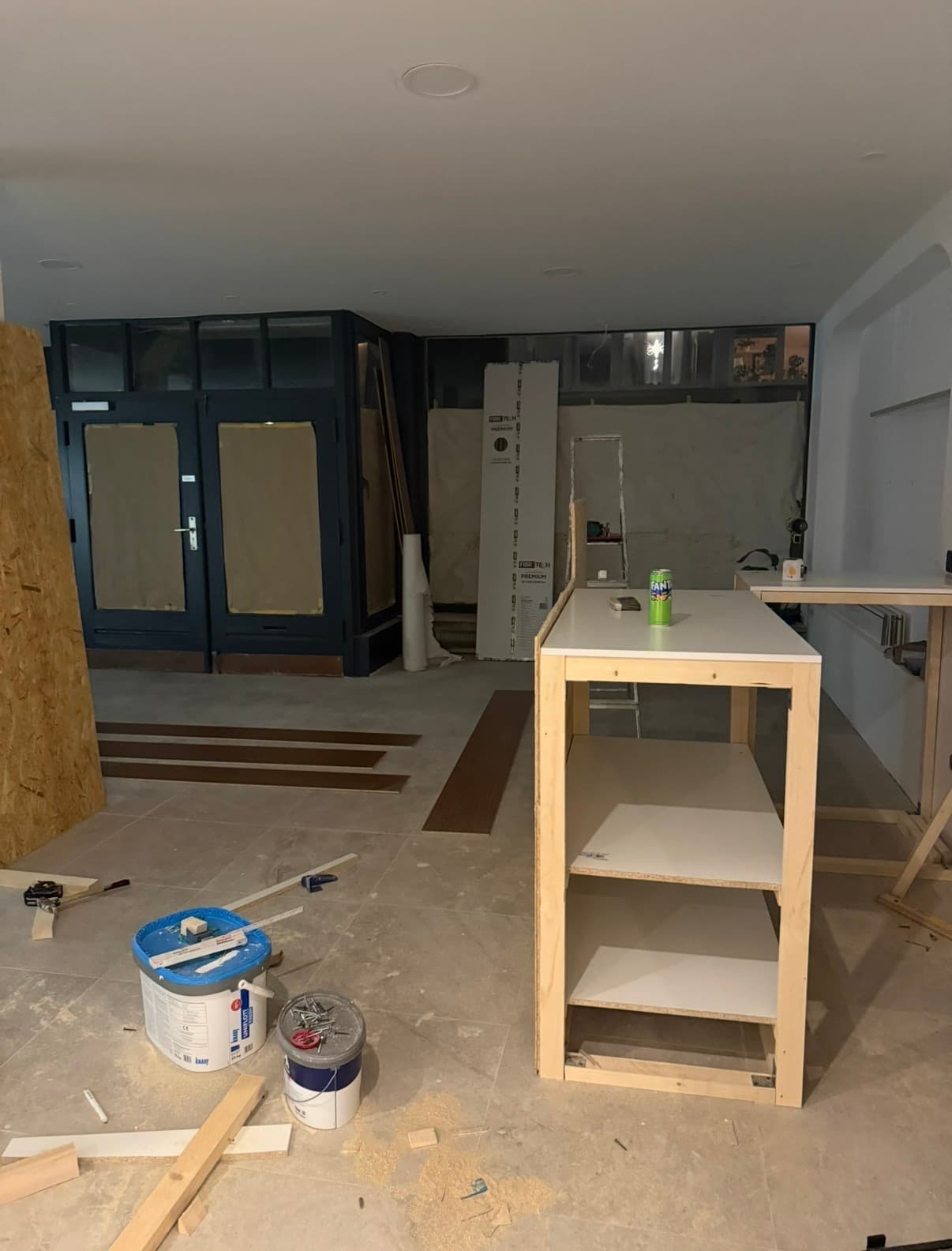 Caesaar Store — Eingangsbereich im Aufbau